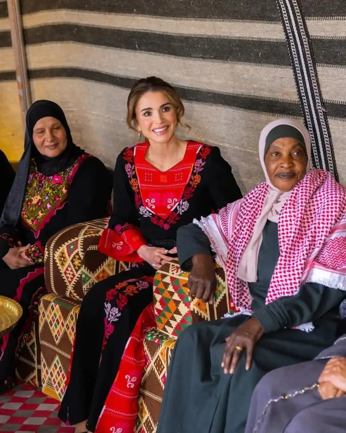 الملكة رانيا مع نساء أردنيات في الريف الملكة رانيا مع نساء أردنيات في الريف
