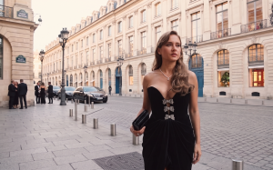 نيللي كريم تتألق بالأسود والمخمل في سهرة Chopard بباريس
