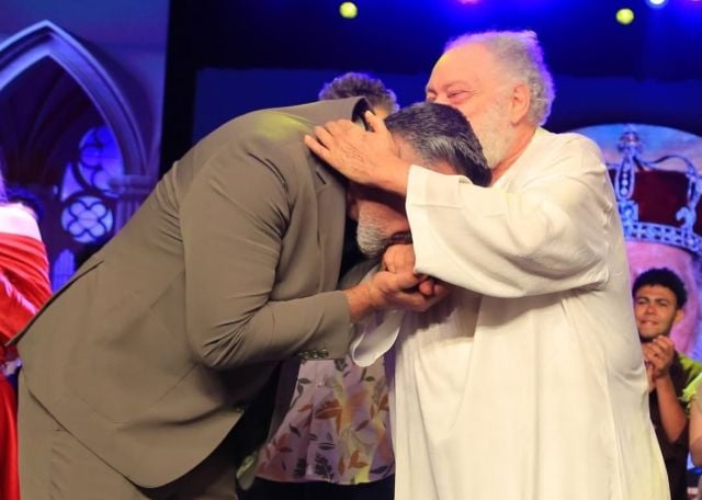 ياسر جلال يقبل يد يحيى الفخراني