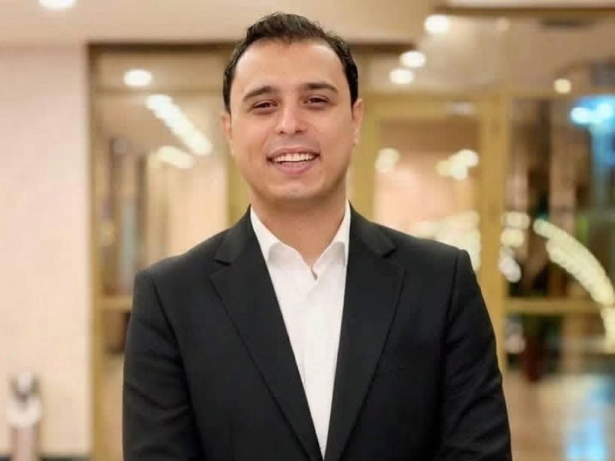 بغياب لنجوم الفن والد كريم عبد العليم ينهار باكياً في عزاء نجله (فيديو)