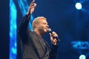  رامي صبري يحقق رقماً قياسياً في حفلَي أبو ظبي ومطالبات بحفل ثالث (صور)