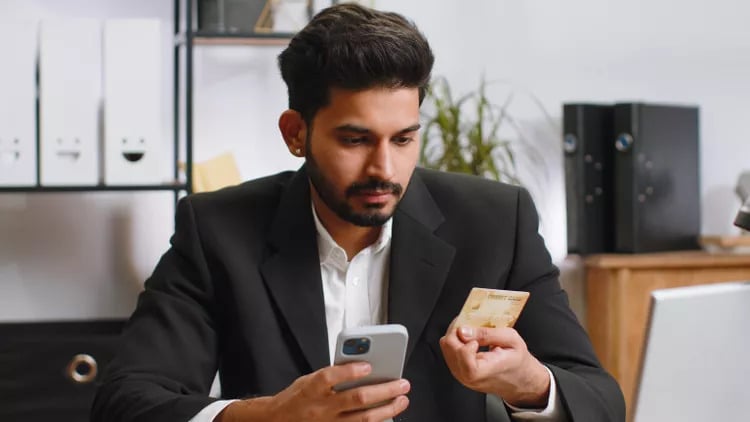 النظر إلى الجوال في المنام