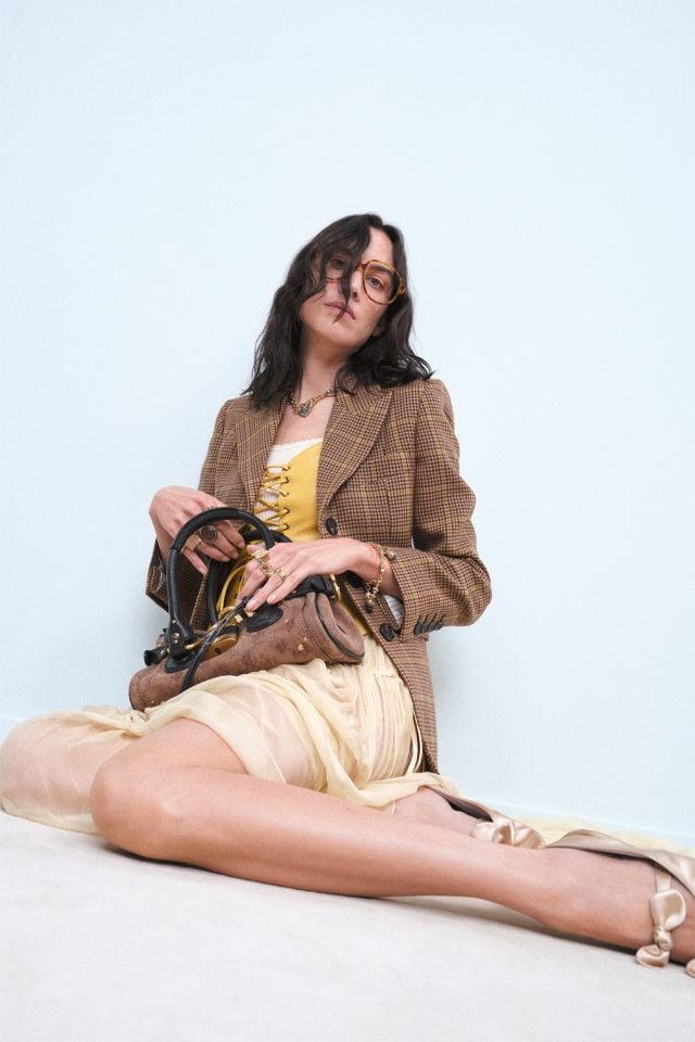 إطلالات CHLOÉ لربيع 2027 بإحساس أنثوي متجدّد