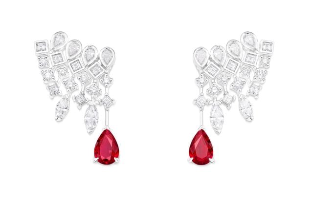 أقراط من مجموعة Colours of Extraleganza من Piaget