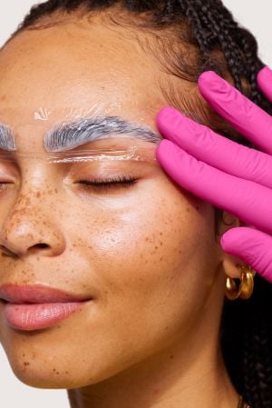 حواجب محددة وممشطة بإتقان من Benefit Cosmetics