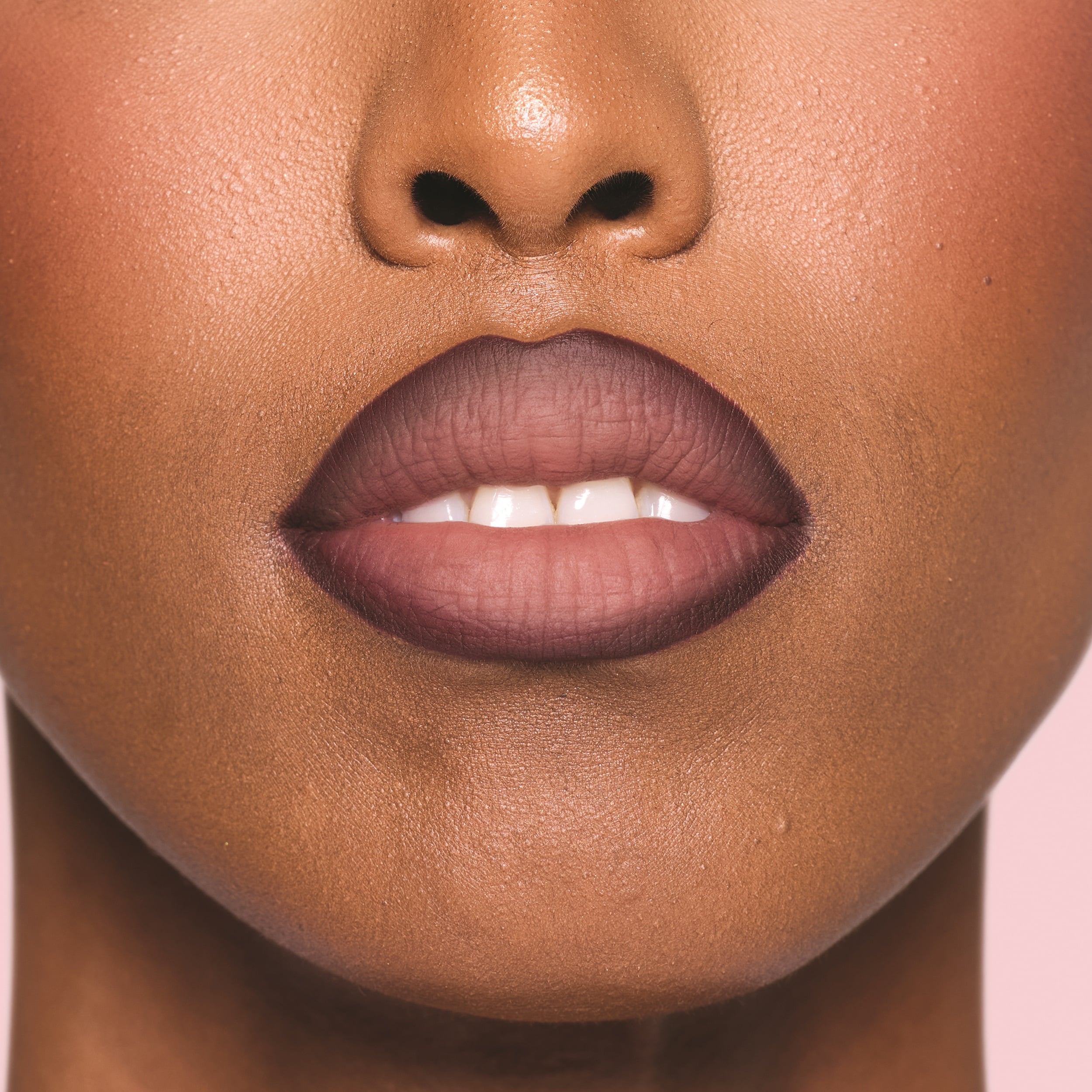 ثنائي Liquid Matte Mousse بدرجتَي Berry Brown وVery Berry لإطلالة شفاه غنية وجذابة