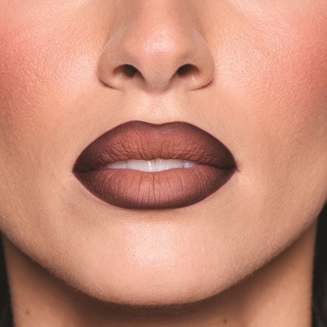 ثنائي Liquid Matte Mousse بدرجتَي Warm Brown وRich Brown لإطلالة شفاه دافئة وأنيقة
