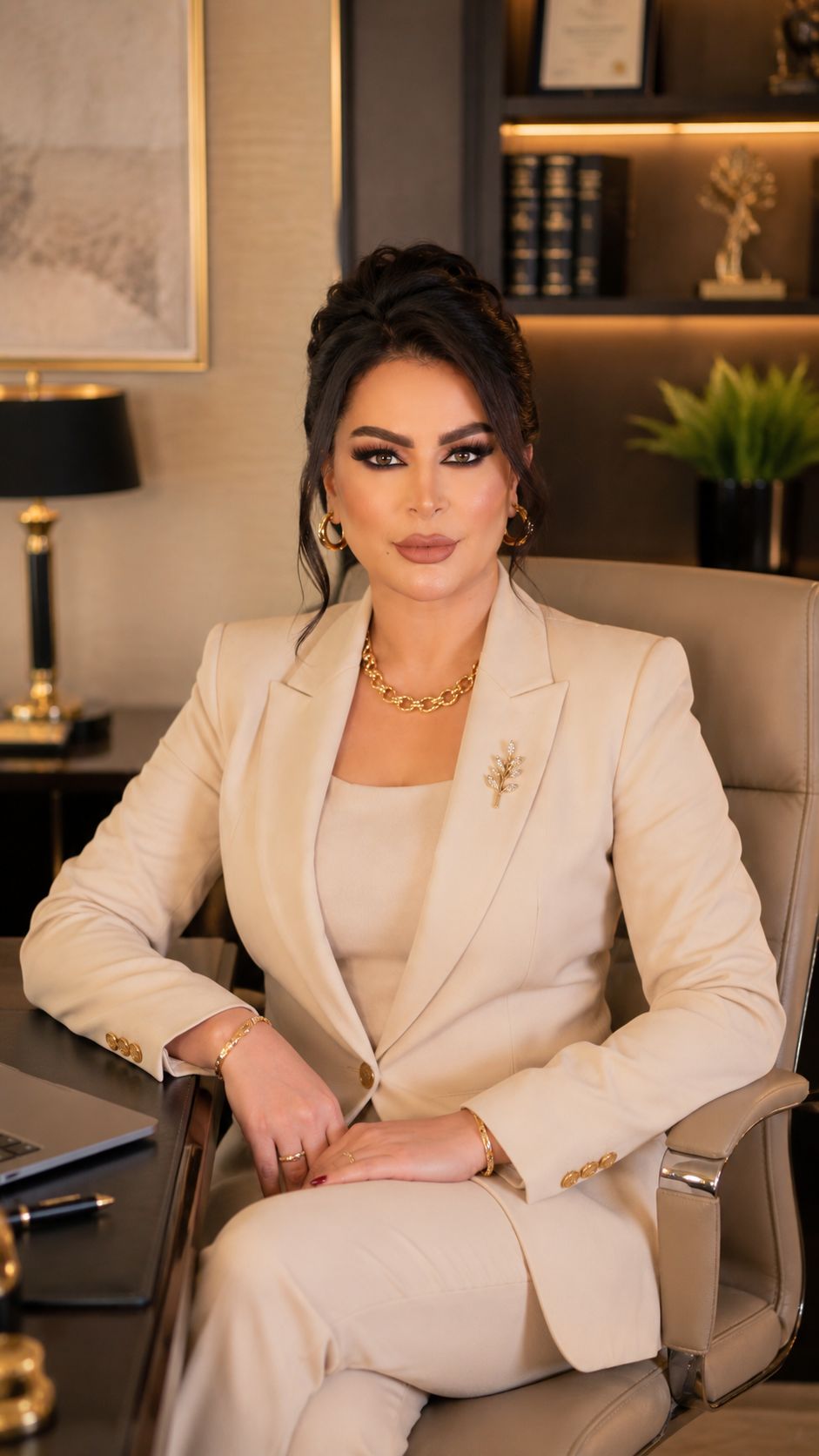 بين الحقيقة والوهم: كيف تعيد المرأة تعريف أنوثتها بعيداً من قوالب السوشيال ميديا؟