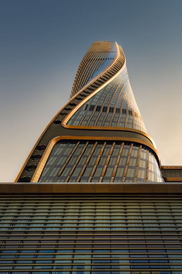 مرافق خارجية بتصميم أنيق ومساحات مفتوحة تعكس الفخامة والهدوء