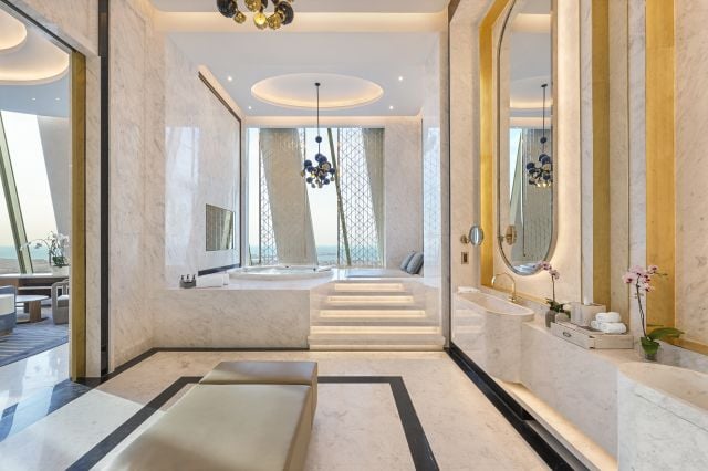 حمّام الغرفة – تصميم أنيق يجمع بين الراحة والفخامة في أدق التفاصيل
