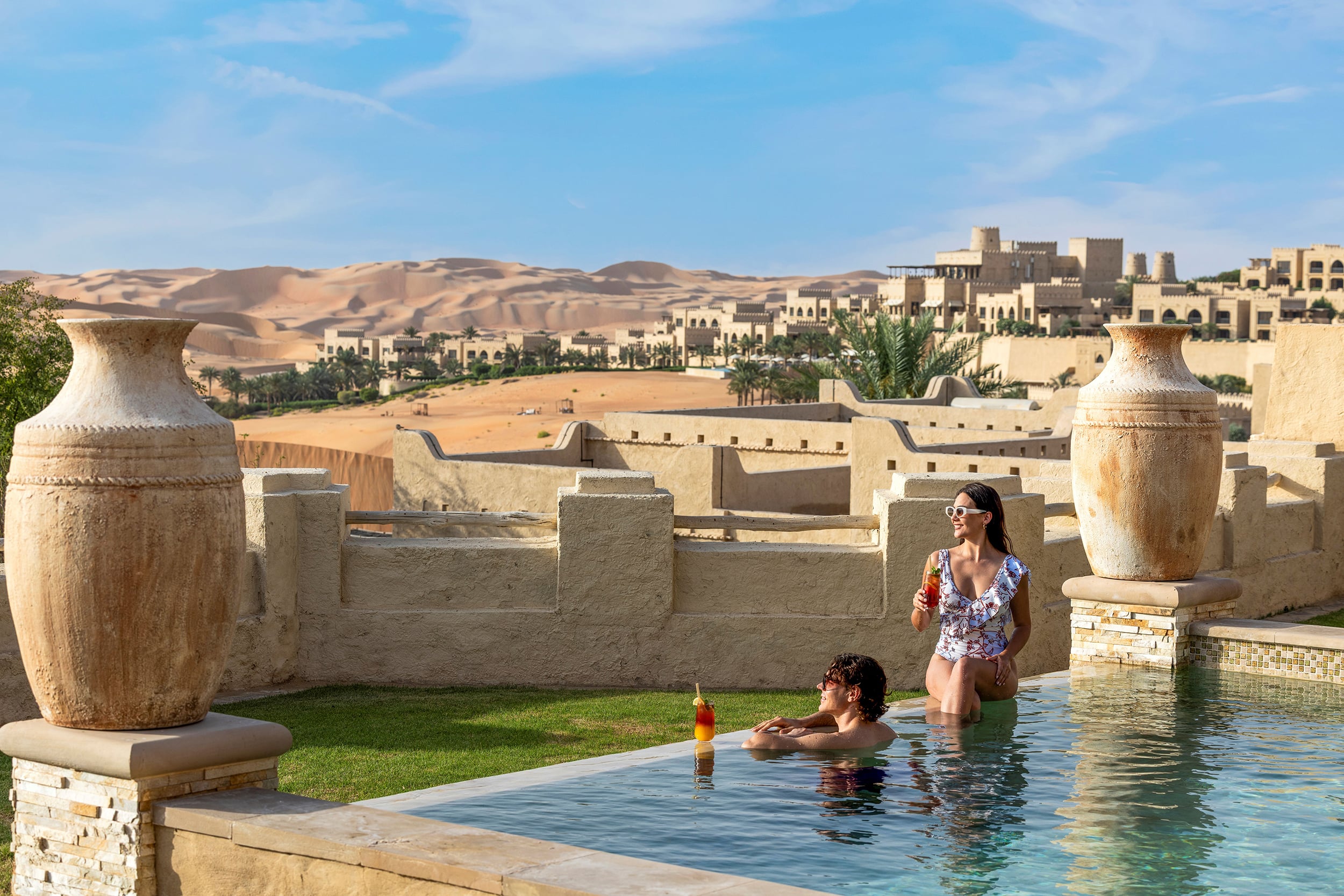أسلوب حياة فاخر يجمع زوجين في قصر السراب أسلوب حياة فاخر يجمع زوجين في قصر السراب