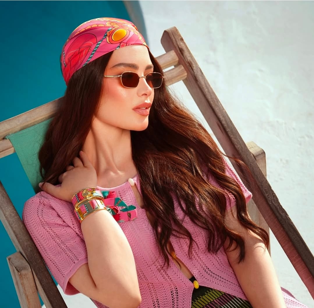 إكسسوارات الصيف المفضلة للمؤثرات العربيات.. الحقائب الأنيقة والقبعات المميزة