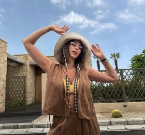 دانييلا رحمة توثق بصور رحلتها مع ابنها على الشاطئ