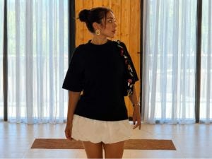 البساطة والعصرية... هيا مرعشلي بإطلالة كاجوال أنيقة مع حقيبة مطرّزة وأقراط ذهبية