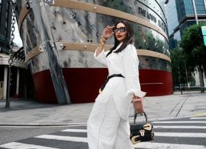أحلام بإطلالة صيفية أنيقة... تنسيق اللونين الأبيض والأسود بإكسسوارات فخمة