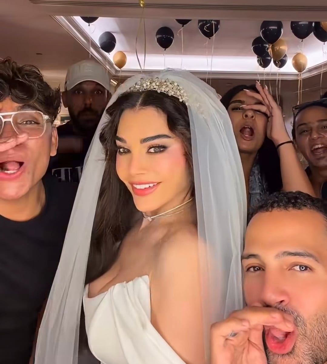 هيفاء وهبي وسانت ليفانت يشعلان شوارع القاهرة بزفاف متنقّل (فيديو)