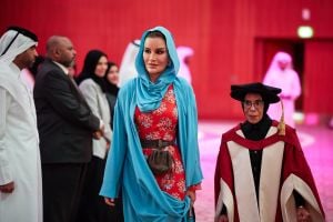 بصمة مزدوجة في الموضة… كيف أعادت الشيخة موزة تعريف الأناقة الخليجية؟