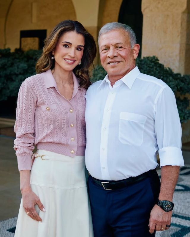 الكنزة الزهرية الفاتحة في اطلالة الملكة رانيا 
