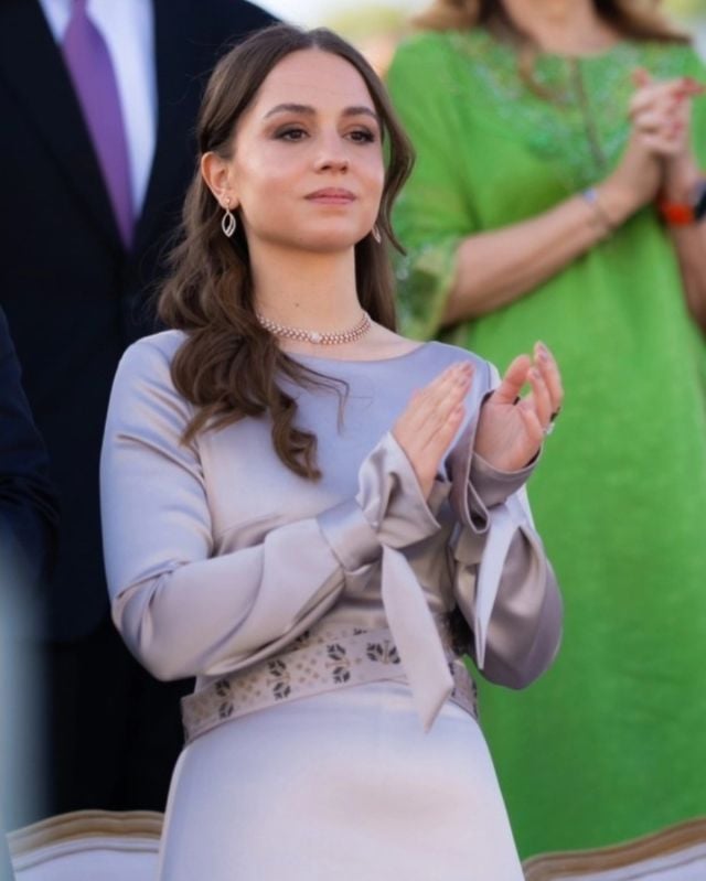 أسلوب جمالي ناعم يميز إطلالات الأميرة إيمان 