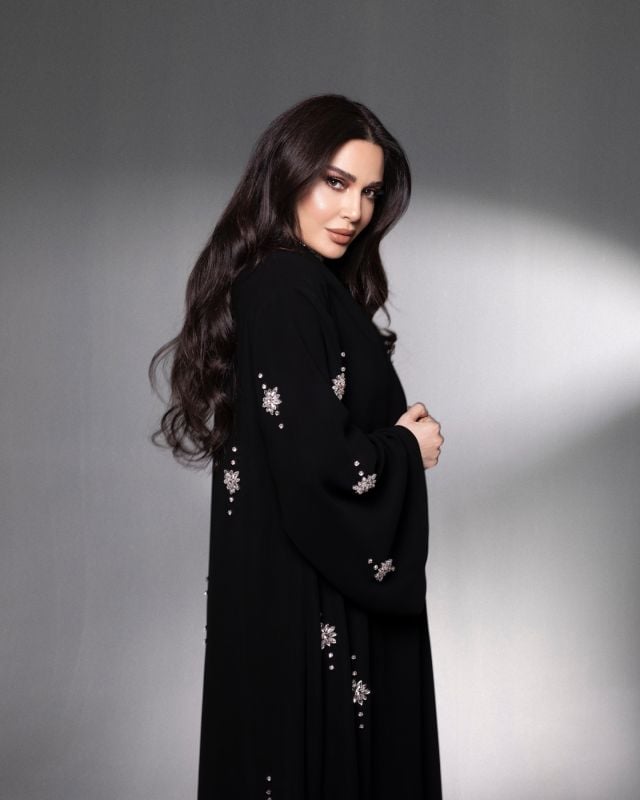 سيرين عبد النور بأحمر شفاه محايد 
