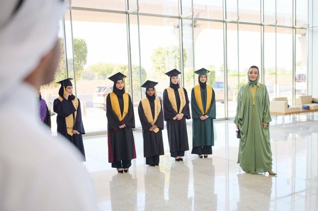الشيخة موزة بعباءة خضراء بلون قوي 
