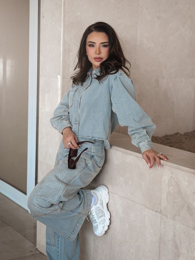 ماغي بو غصن باطلالة كاملة من الدنيم 