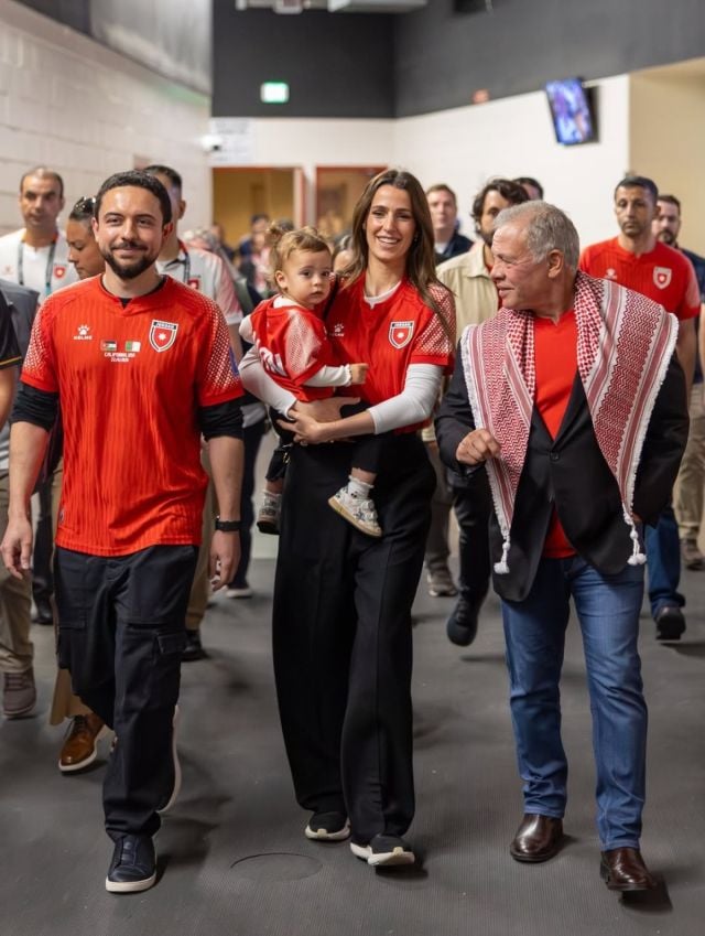 الأميرة رجوة تشجع المنتخب الأردني باطلالة رياضية 