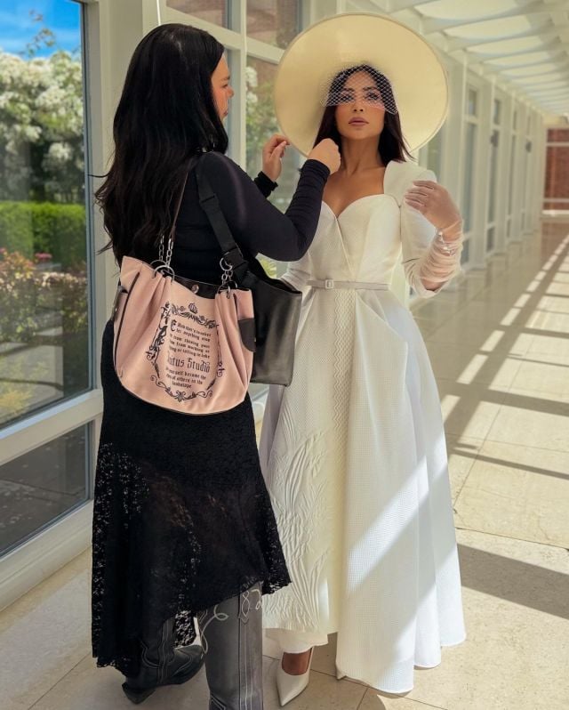 مهيرة عبد العزيز تتألق بفستان أبيض بطابع ريترو