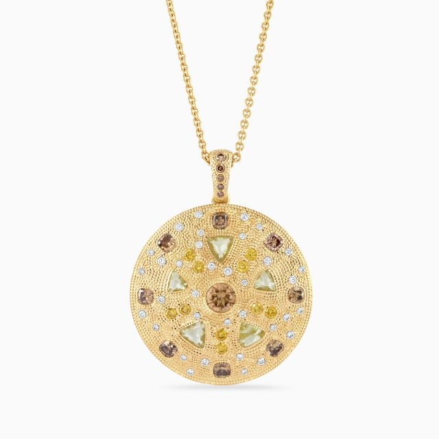 ميدالية Talisman من الذهب الأصفر المرصّعة بألماس الصحراء
