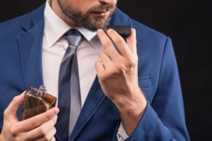 دليلك لأفضل عطر رجالي يدوم طويلاً ويمنحك حضوراً مميزاً لعام 2026