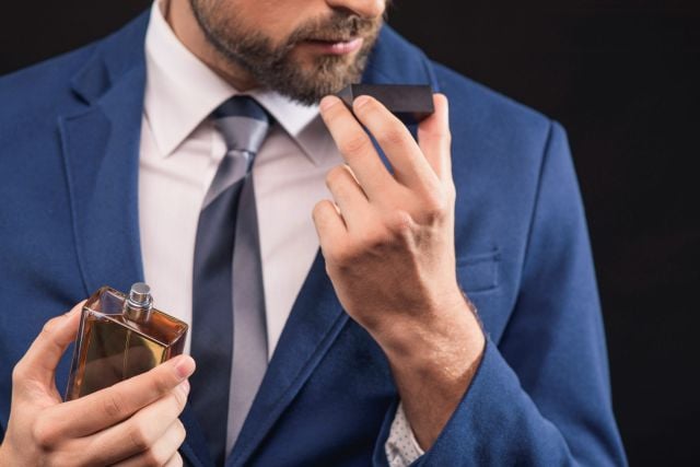 دليلك لأفضل عطر رجالي يدوم طويلاً ويمنحك حضوراً مميزاً لعام 2026