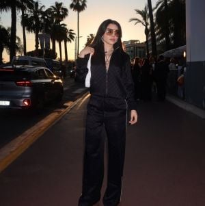 هيفاء وهبي تتألق بإطلالة كاجوال من Gucci وحقيبة أيقونية