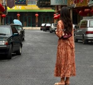 ابنة أحلام تتجول في شوارع الصين وتشارك متابعيها لحظات من رحلتها