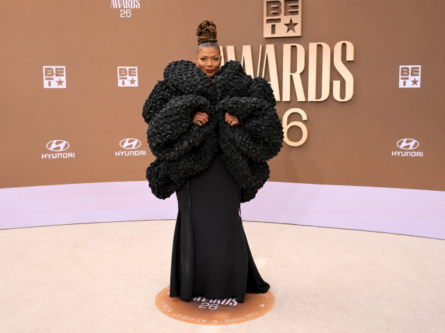كوين لطيفة في BET Awards 2026 بفستان أسود بتفاصيل هندسية درامية أنيقة