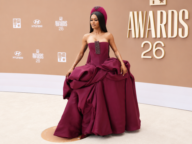 تيانا تايلور تخطف الأنظار بإطلالة ضخمة باللون العنابي في BET Awards 2026