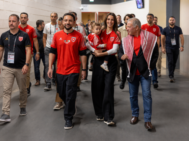 العائلة المالكة الأردنية تساند المنتخب في تصفيات كأس العالم 2026... إطلالة الأميرة رجوة وابنتها إيمان تخطف الأنظار