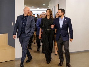 الأميرة رجوة الحسين تخطف الأنظار بإطلالة عصرية محتشمة تعكس شخصيتها الرقيقة
