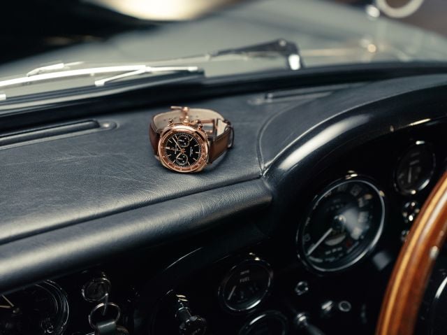 ساعة Breitling Top Time B01 Chronograph 41 Tribute to Aston Martin DB5 بتصميم يجمع بين الأناقة والأداء
