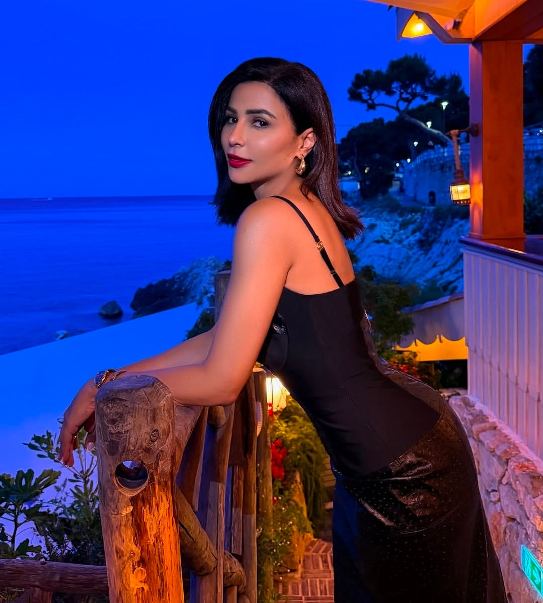 مهيرة بفستان أسود من الساتان مهيرة بفستان أسود من الساتان