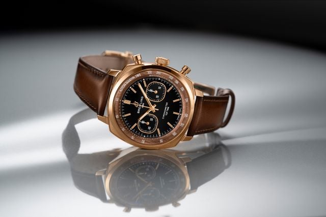 ساعة Breitling Top Time B01 Chronograph 41 Tribute to Aston Martin DB5 تجسّد أناقة السباقات الكلاسيكية