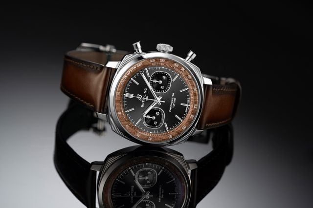 ساعة Breitling Top Time B01 Chronograph 41 Tribute to Aston Martin DB5 بتفاصيل تعكس الفخامة والتميز