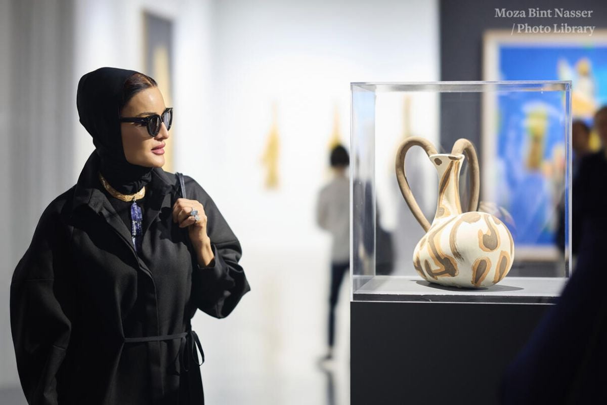 الشيخة موزا بالأسود... أناقة تحمل الهيبة وعمق المشاعر