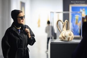 الشيخة موزا بالأسود... أناقة تحمل الهيبة وعمق المشاعر