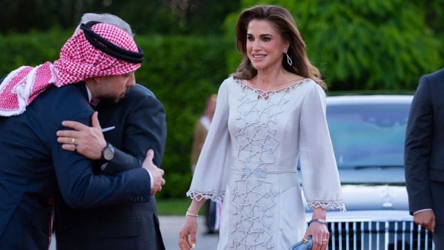 لماذا تعتمد الملكة رانيا طلاء الأظافر الأبيض في معظم إطلالاتها؟ 