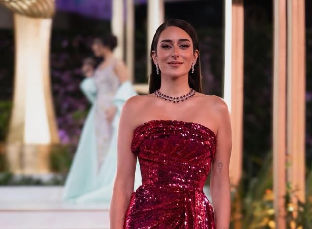 أمينة خليل تشارك متابعيها روتينها اليومي من داخل المصعد 