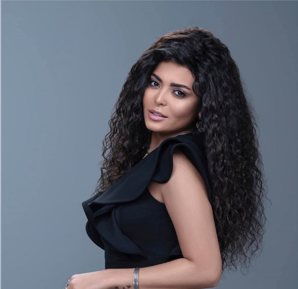 أسماء جلال تكشف عن مغامرتها فوق أعلى جبل في أفريقيا (فيديو)