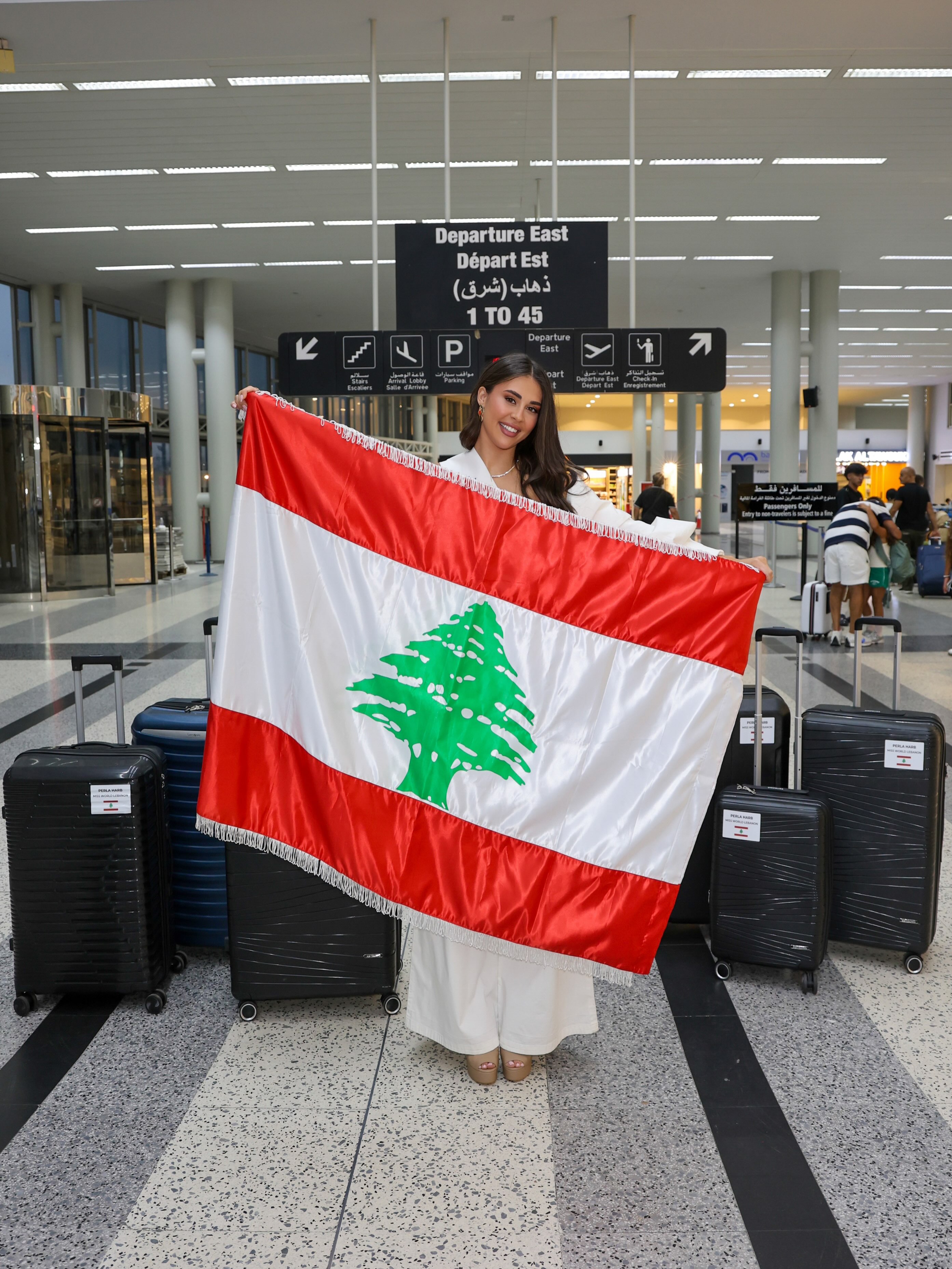 بيرلا حرب ترفع علم لبنان.