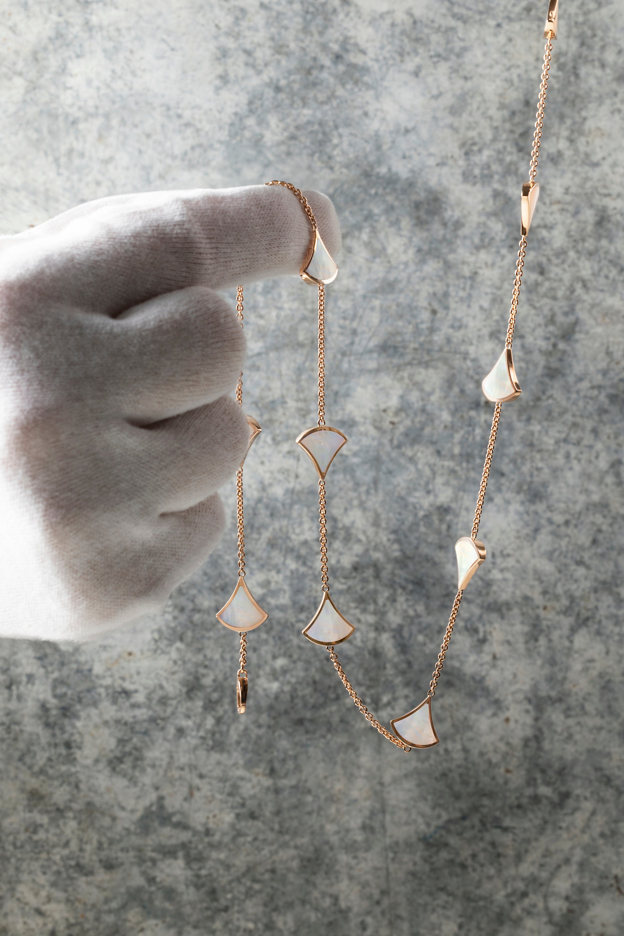 قلادة ذهبية مزينة بأحجار كريمة بتصميم أنيق من Bvlgari قلادة ذهبية مزينة بأحجار كريمة بتصميم أنيق من Bvlgari