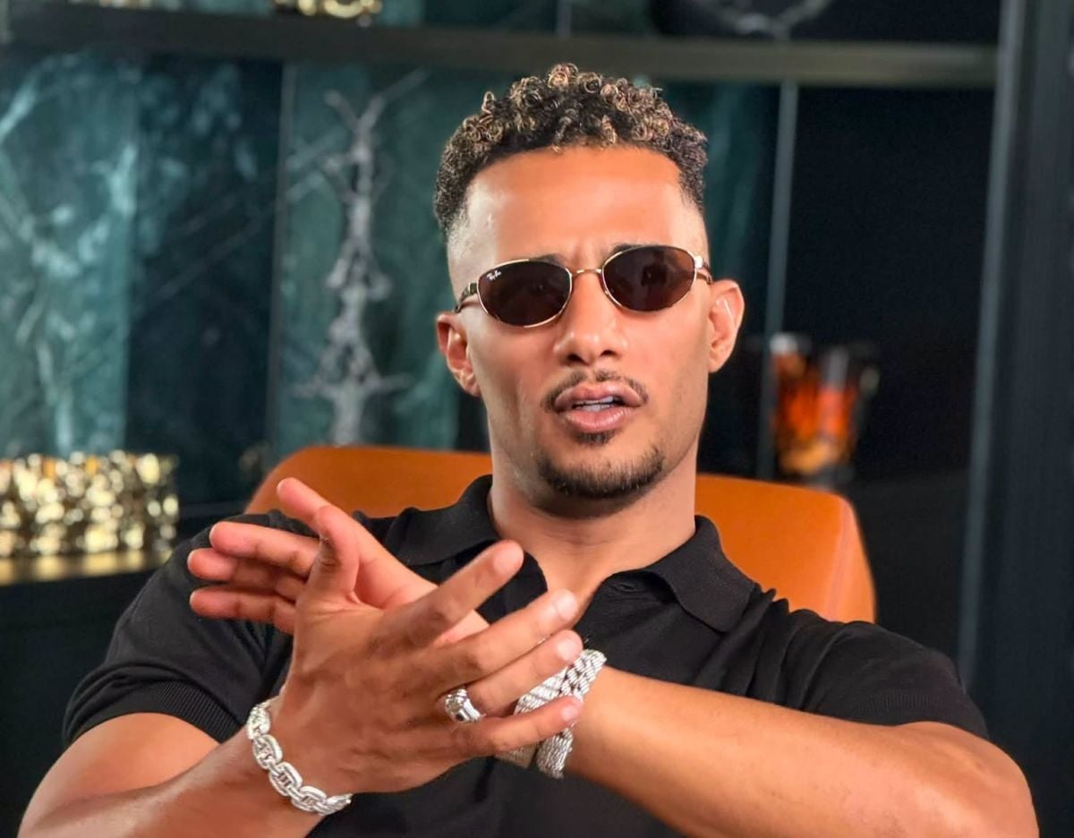محمد رمضان يشارك عمرو أديب الرقص على متن يخت (فيديو)