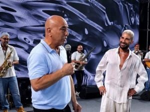  أحمد سعد يوجّه سؤالا طريفًا لحسام حسن ويمازح زوجته: "كنا بنعرف الجول قبل ما ييجي" (فيديو)